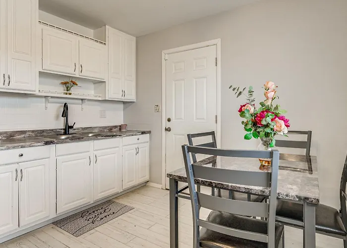 6 Mi To Downtown Columbus: Quiet W/ Yard Holiday home